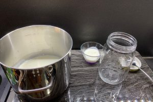 5. versare il latte nel barattolo