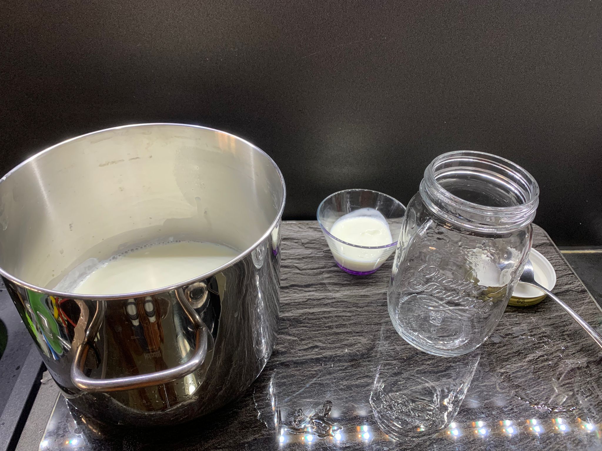 5. versare il latte nel barattolo