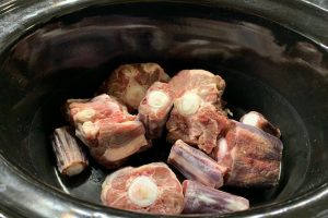 1. inserire la carne con osso nella slow cooker